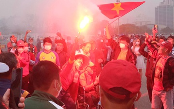 CĐV Việt Nam đốt pháo sáng rực sân Mỹ Đình trước trận gặp tuyển Oman