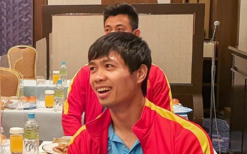 Công Phượng và 7 tuyển thủ Việt Nam phải ăn riêng, vào sân tập sau cùng