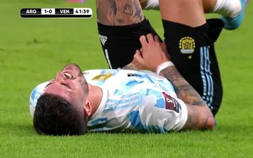 Sao Argentina bị đối thủ đá bóng trúng chỗ hiểm, nhìn anh chàng nhăn mặt ôm "bộ ấm chén" rõ là thương!