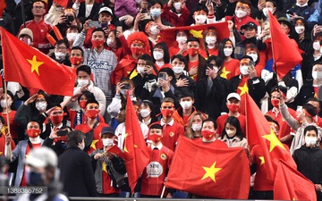 CĐV Việt Nam tạo ra "mùa hoa đỏ" trong trận Việt Nam gặp Nhật Bản