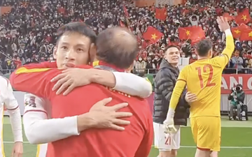 HLV Park Hang-seo ôm từng cầu thủ, ĐT Việt Nam khép lại vòng loại 3 World Cup trong tiếng reo hò của CĐV