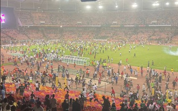 Cay cú vì đội nhà không được dự World Cup, fan Nigeria điên cuồng phi xuống sân đập phá mọi thứ