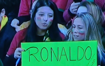 Fan nữ Bồ Đào Nha xin... giống của Ronaldo
