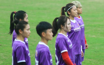 Huỳnh Như nhắc cả đội đứng nghiêm khi quốc ca Việt Nam cất lên ở sân U19 nữ thi đấu