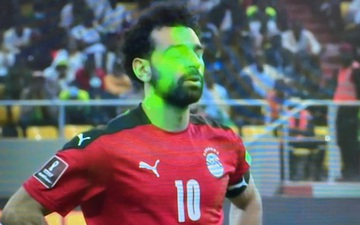 Trò hề châu Phi: Salah bị chiếu laser xanh lè cả mặt khi đá 11 mét ở trận sinh tử tranh vé World Cup
