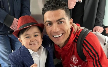 Thân phận đặc biệt của "cậu nhóc" được Ronaldo và dàn sao MU chụp ảnh chung: Bé mà không bé tí nào!