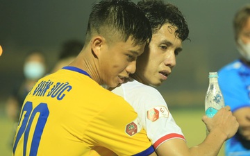 Phan Văn Đức ôm thắm thiết Hồng Duy, Quế Ngọc Hải động viên Văn Toàn sau trận thắng 2-0