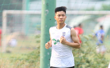 Phan Văn Đức tập riêng trước trận đấu với CLB Sài Gòn
