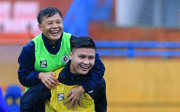 Quang Hải cõng đàn anh, tập dưới mưa chuẩn bị cho trận đấu cuối ở Hà Nội FC