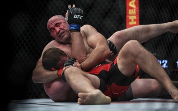 Lão tướng 44 tuổi Alexey Oleinik đi vào lịch sử UFC với đòn khóa cực kỳ hiếm gặp