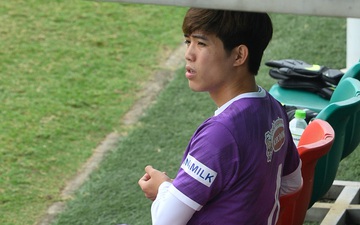 U23 Việt Nam: Quang Thịnh chấn thương, HLV Park Hang-seo bàn luận sôi nổi với trợ lý Lee Young-jin