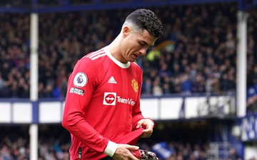 Fan nhí bị đập điện thoại từ chối lời mời đến Old Trafford của Ronaldo
