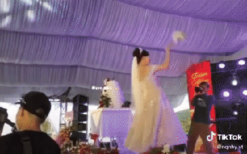 Bạn gái Quang Hải bắt được hoa cưới, đem tặng Hoà Minzy