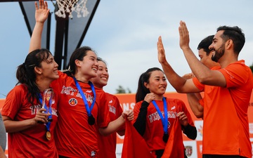 Video: HLV tuyển bóng rổ nữ Việt Nam "mát tay" với "gà cưng", hé lộ "tài liệu mật" trước khi giành huy chương Vàng tại Bali