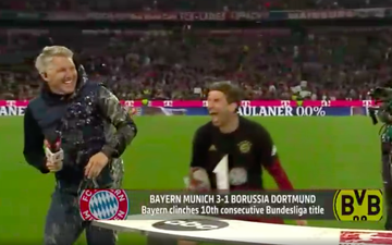 Mueller cho đồng đội cũ Schweinsteiger ướt như "chuột lột" trong ngày Bayern đăng quang