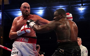 Tyson Fury tung cú KO khiến Dillian Whyte phải thở oxy, bảo vệ thành công đai WBC thế giới
