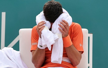 Ngay sau tuyên bố "vô đối" trở lại, Djokovic thua đau trận chung kết trên quê nhà