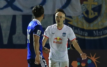 Văn Toàn nóng mặt, chiến đấu cực hăng với hậu vệ Yokohama F. Marinos dù chấn thương
