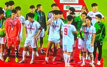 Bán kết U19 Quốc gia 2022: Cầu thủ trẻ tháo huy chương khi vừa được trao
