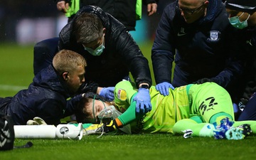 Cựu thủ môn Man City thở oxy, rời sân bằng cáng sau pha va chạm kinh hoàng