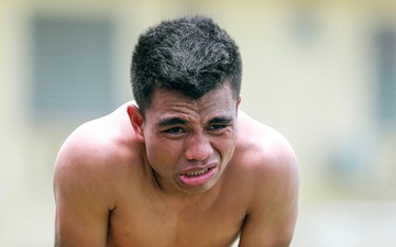 Tiền đạo U23 Việt Nam nhăn mặt, thở dốc sau buổi tập nặng dưới nắng gắt