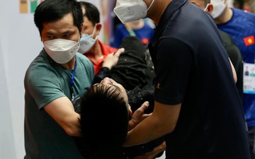 VĐV Nguyễn Văn Phương của Wushu Việt Nam bị chấn thương khi đang thi đấu