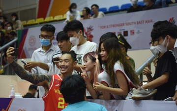 Bóng rổ SEA Games 31: NTĐ Thanh Trì rực cháy với màn trình diễn của Đội tuyển Việt Nam