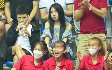 Trần Thị Duyên cùng khán giả phủ kín khán đài trong ngày futsal Việt Nam đại thắng