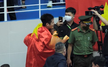 Nguyễn Duy Tuyến ôm chặt vợ ăn mừng sau khi giành HCV Pencak Silat SEA Games 31