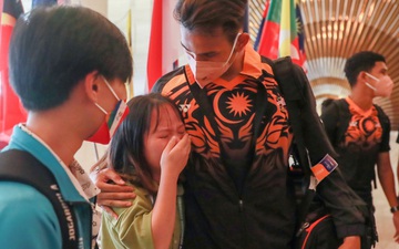 Nữ tình nguyện viên Việt Nam khóc khi chia tay U23 Malaysia ở Việt Trì 