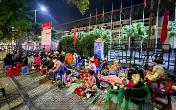Người hâm mộ xếp hàng, trải chiếu trước 11 tiếng chờ mua vé xem U23 Việt Nam đá SEA Games 31