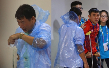 Lê Văn Xuân chống nạng lên nhận HCV SEA Games 31 và giọt nước mắt của bố 