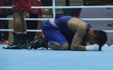 Trần Văn Thảo gục ngã sau khi không thể giành HCV boxing SEA Games 31