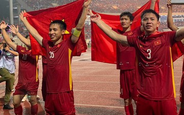 Chùm ảnh: U23 Việt Nam chạy quanh sân ăn mừng đầy cảm xúc, Văn Xuân chấn thương vẫn nhiệt tình góp vui