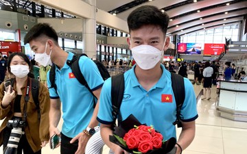 Cầu thủ U23 Việt Nam được CĐV tặng hoa hồng trước khi sang Dubai