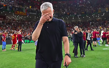 Mourinho khóc nức nở khi giúp AS Roma đăng quang Conference League