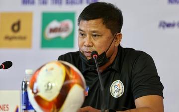HLV Philippines từ chối bình luận về mặt cỏ sân tập tại SEA Games 31