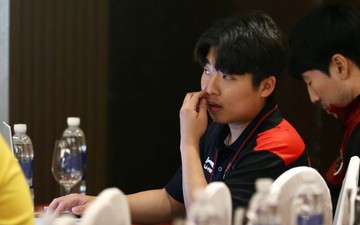 Trợ lý U23 Indonesia theo sát buổi họp báo của HLV Park Hang-seo