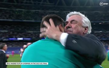 Ancelotti khóc và ôm con trai sau màn lội ngược dòng không tưởng của Real