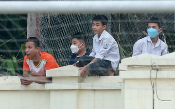 Người dân Phú Thọ trèo tường xem U23 Indonesia tập, chào đón theo cách đặc biệt