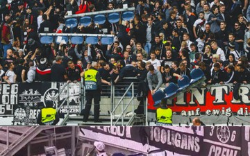 Fan Frankfurt phá hoại khán đài, tràn xuống sân ăn mừng đội nhà vào chung kết Europa League 2021/22