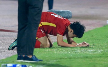 Hoàng Đức bị cầu thủ Indonesia hất lăn khỏi sân, đau đớn bò dậy thi đấu