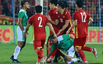 Cầu thủ Indonesia nhảy lên đạp Văn Tùng, đến Hùng Dũng cũng không thể bình tĩnh trước hành động chơi xấu 