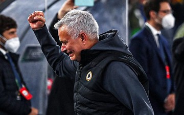 Mourinho khóc như mưa sau khi giúp AS Roma vào chung kết Conference League