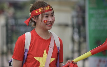 Hàng ngàn cổ động viên đổ về sân Việt Trì cổ vũ cho ĐT U23 Việt Nam