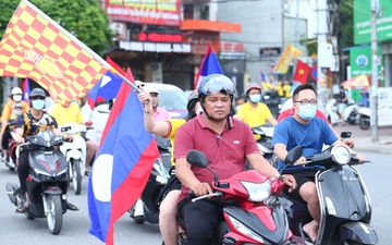 U23 Lào tri ân người hâm mộ Nam Định đã đến sân tiếp lửa