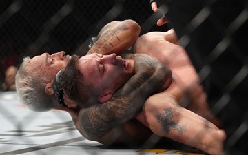 UFC 274: Charles Oliveira đánh bại Justin Gaethje, đai hạng nhẹ của UFC bị bỏ trống