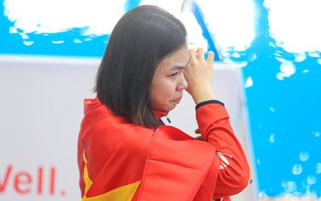 Ngô Phương Mai khóc nức nở sau khi giành huy chương bạc đầu tiên trong sự nghiệp