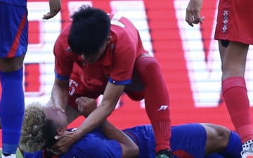 Cầu thủ U23 Lào dùng tay cứu cầu thủ Campuchia nằm bất động