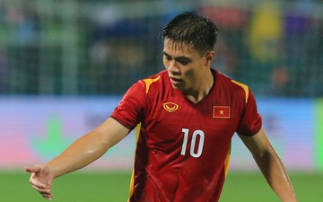 Đội phó U23 Việt Nam có hành động đẹp với đối thủ U23 Philippines